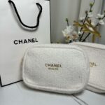 هذه حقيبة تجميل فاخرة من CHANEL BEAUTÈ بدون ستراب
