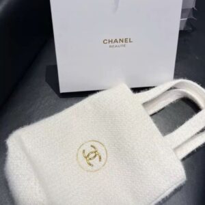 شنطة الميك أب البيضاء من CHANEL