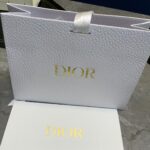 كيس Dior للهدايا – لأن الهدية الحلوة بتستاهل تغليف أفخم