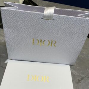 كيس Dior للهدايا – لأن الهدية الحلوة بتستاهل تغليف أفخم