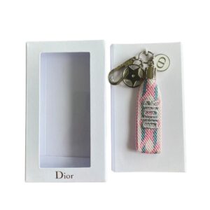 مدالية الناس الفخمة من Dior – رمز الرقي والبساطة