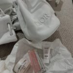 طقم Dior Capture Totale الفاخر + لب جلو فل سايز + شنطة أنيقة مجموعة فخمة من Dior تجمع بين العناية العميقة بالبشرة والترطيب الفاخر للشفايف