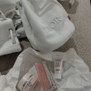 طقم Dior Capture Totale الفاخر + لب جلو فل سايز + شنطة أنيقة مجموعة فخمة من Dior تجمع بين العناية العميقة بالبشرة والترطيب الفاخر للشفايف