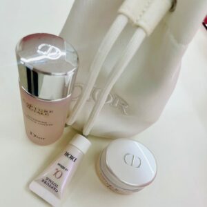 الطقم الظاهر في الصورة من Dior ويحتوي على ٣ منتجات فاخرة