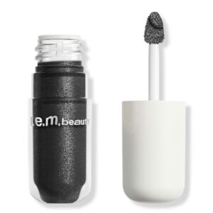 آيشادو ليكويد من r.e.m. beauty – تركيبة فاخرة بلمعة قوية وثبات طويل