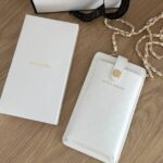Neue Authentische CHANEL VIP COCO CRUSH Smartphone Umhängetasche – White
