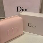 حقيبة مكياج ديور Dior باللون الزهري البارد الأنيقة