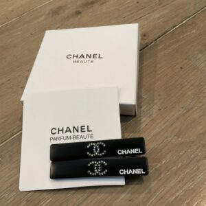 مشبك شعر شانيل بيوتي (CHANEL BEAUTÉ Hair Clip Set) باللون الأسود الأنيق.