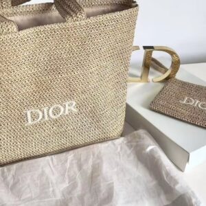 حقيبة توت كبيرة من ديور (Dior Large Beige Woven Tote Bag).