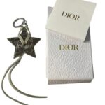 Dior Silver Star Keychain – ميدالية نجمة فضية مع شريط جلدي
