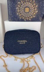 ⁦2025 Holiday Navy Pouch + Crossbody Strap – Chanel (Gift Box)*⁩ - الصورة ⁦2⁩