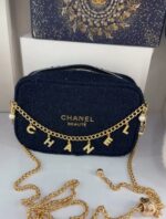 ⁦2025 Holiday Navy Pouch + Crossbody Strap – Chanel (Gift Box)*⁩ - الصورة ⁦4⁩