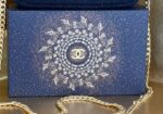 ⁦2025 Holiday Navy Pouch + Crossbody Strap – Chanel (Gift Box)*⁩ - الصورة ⁦5⁩