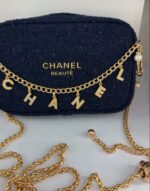 ⁦2025 Holiday Navy Pouch + Crossbody Strap – Chanel (Gift Box)*⁩ - الصورة ⁦3⁩