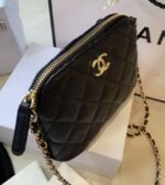 ⁦Chanel Makeup Bag with Chain – Crossbody | Limited VIP Gift تاتي في بكس اسود⁩ - الصورة ⁦2⁩