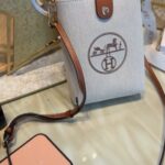 حقيبة هاتف HERMÈS مُعادة التدوير – مصنوعة من أكياس الغبار الأصلية