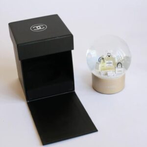 كرات الثلج الاحتفالية من شانيل (Chanel Snow Globe)