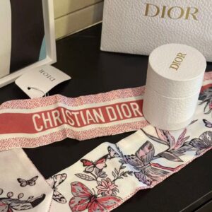 وشاح ميتزا Dior – تصميم الفراشات والسوسن