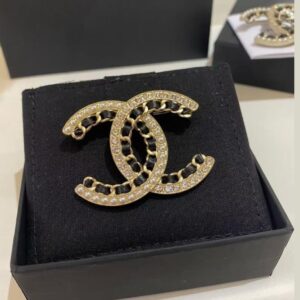 بروش CC فاخر بتصميم السلسلة واللؤلؤ