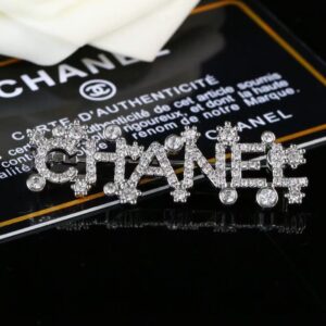بروش CHANEL مرصّع بالكريستال اللامع