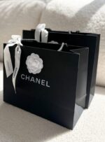 ⁦CHANEL Large Original Black Paper Shopping Bag with White Camellia & Ribbon⁩ - الصورة ⁦2⁩