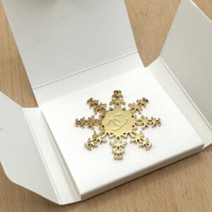 VIP Snowflake Pin Brooch – CHANEL من مجموعة BEAUTÉ HOLIDAY 2024