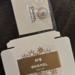 Parfum Beauté Pearl and Gold Brooch – CHANEL