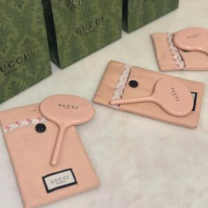 Gucci Beauty Compact Hand Mirror – Light Pink