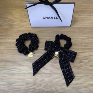 إكسسوارات شعر من شانيل – ربطة شعر وفيونكة