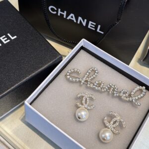 أقراط شانيل كلاسيكية بشعار CC المزدوج مع اللؤلؤ مع بروش الشعر مع الكيس