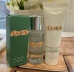 ⁦La Mer Skincare Travel Set – Blue Makeup Bag المنتجات mini size⁩ - الصورة ⁦2⁩