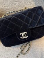 ⁦Chanel Black Velvet Crossbody Makeup Bag – VIP GWP Novelty Edition⁩ - الصورة ⁦3⁩