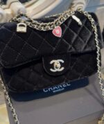 ⁦Chanel Black Velvet Crossbody Makeup Bag – VIP GWP Novelty Edition⁩ - الصورة ⁦4⁩