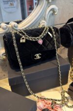 ⁦Chanel Black Velvet Crossbody Makeup Bag – VIP GWP Novelty Edition⁩ - الصورة ⁦2⁩