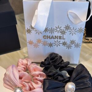 مع كيس شانيل Chanel Pink & Black Hair Tie Accessories Set