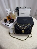 ⁦حقيبة شانيل كلاسيك صغيرة مزينة باللؤلؤ وسلسلة شعار CHANEL.⁩ - الصورة ⁦6⁩