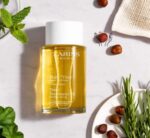 ⁦Clarins Tonic Treatment Oil – Firming & Toning Body Oil⁩ - الصورة ⁦5⁩