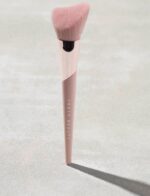 CHEEK-HUGGING BRONZER BRUSH 190