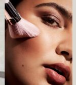 ⁦CHEEK-HUGGING BRONZER BRUSH 190⁩ - الصورة ⁦2⁩
