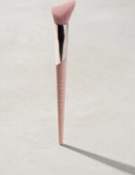CHEEK-HUGGING HIGHLIGHT BRUSH 120