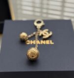 ⁦Luxury Gold Charm Keychain Inspired Pendant – CC Design with Pearl Beads⁩ - الصورة ⁦3⁩