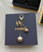 ⁦Luxury Gold Charm Keychain Inspired Pendant – CC Design with Pearl Beads⁩ - الصورة ⁦2⁩
