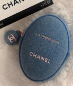 ⁦CHANEL Denim Mini Hand Cream Pouch – La Crème Main Limited Edition⁩ - الصورة ⁦2⁩