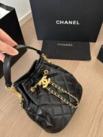 ⁦Chanel Bucket Bag Black Quilted Leather⁩ - الصورة ⁦2⁩