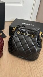 ⁦Chanel Bucket Bag Black Quilted Leather⁩ - الصورة ⁦3⁩