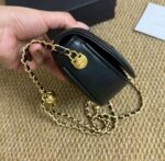 ⁦Chanel Black Quilted Shoulder Bag Gold CC Logo⁩ - الصورة ⁦2⁩