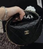 ⁦Chanel Round Quilted Mini Pouch⁩ - الصورة ⁦3⁩