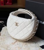 ⁦Chanel Round Quilted Mini Pouch⁩ - الصورة ⁦4⁩