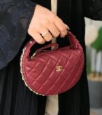 ⁦Chanel Round Quilted Mini Pouch⁩ - الصورة ⁦2⁩