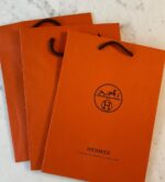 ⁦Lenço de Seda Hermès With Hermès Bag⁩ - الصورة ⁦2⁩